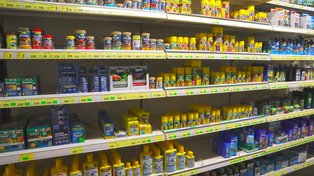 Ansicht eines Regals mit allerlei Fischfutter bei Leutner Kreativ - Garten - Zoo