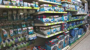 Ansicht eines Regals mit Eheim Produkten bei Leutner Kreativ - Garten - Zoo